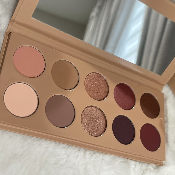 Classic Eyeshadow Palette- KKW Beauty
Kim Kardashian 🤎 - Picture 4 of 7